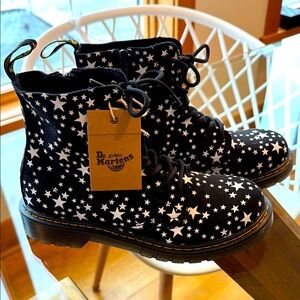 Dr Martens 1460 Pascal Star Air Wair boots. Fun star design!